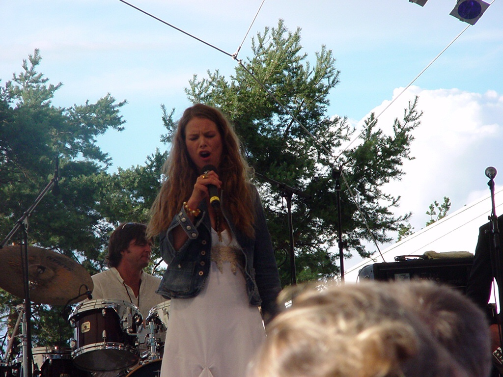RebekkaBakkenAndBand2005-08-07AutostadtWolfsburgGermany (2).JPG